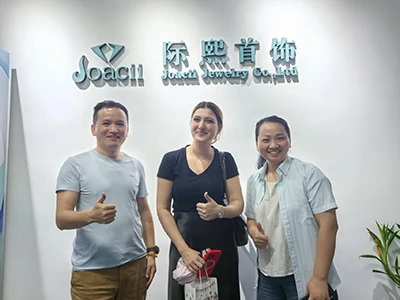 돌아온 것을 환영합니다! 영국 클라이언트가 Joacii로 돌아옴